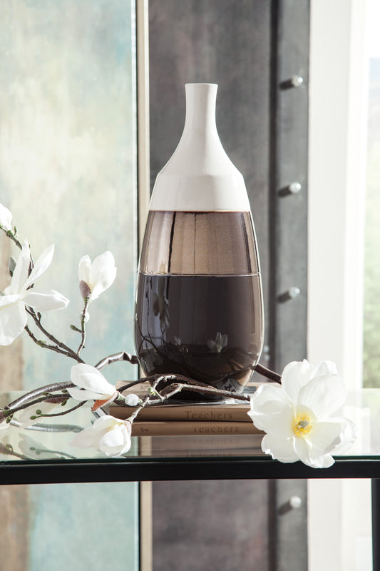 Dericia Vase